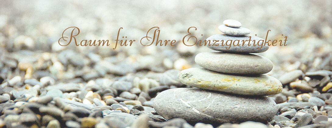 Steinturm inmitten von Steinen